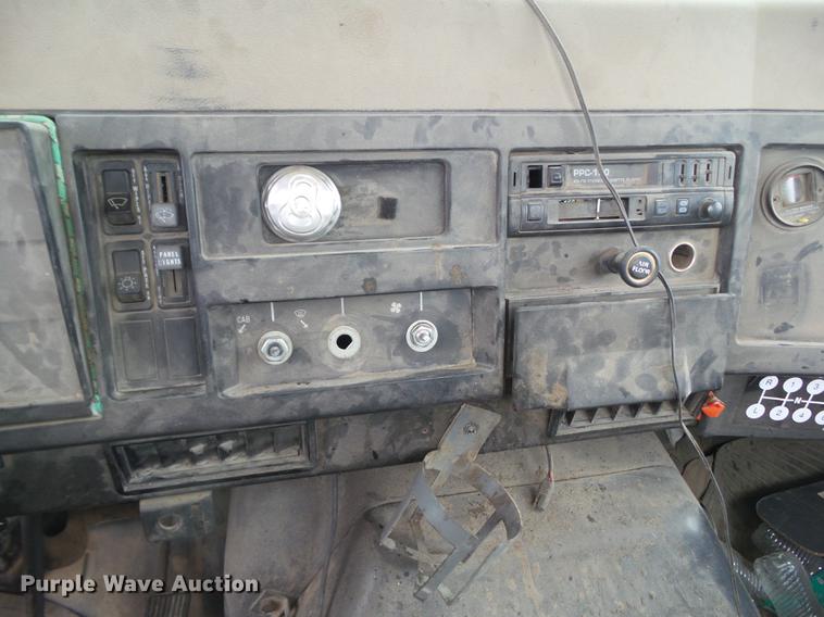 image for item DF0765 1993 International 4900 truck cab and chassis