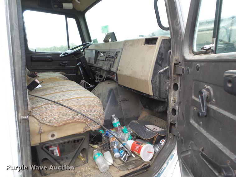 image for item DF0765 1993 International 4900 truck cab and chassis