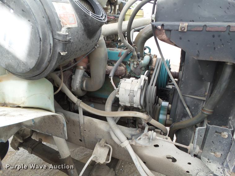 image for item DF0765 1993 International 4900 truck cab and chassis