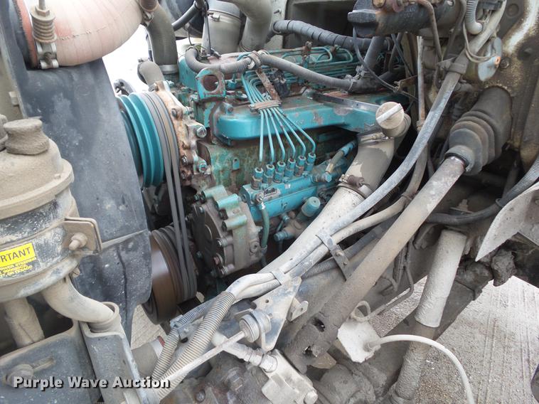 image for item DF0765 1993 International 4900 truck cab and chassis