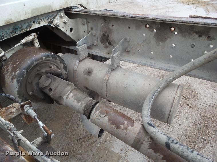 image for item DF0765 1993 International 4900 truck cab and chassis