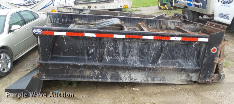 image for item DF0765 1993 International 4900 truck cab and chassis