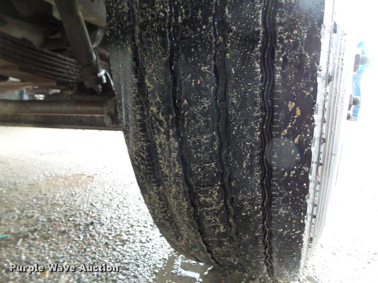 image for item DF0765 1993 International 4900 truck cab and chassis