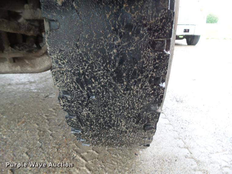 image for item DF0765 1993 International 4900 truck cab and chassis