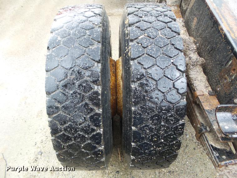 image for item DF0765 1993 International 4900 truck cab and chassis