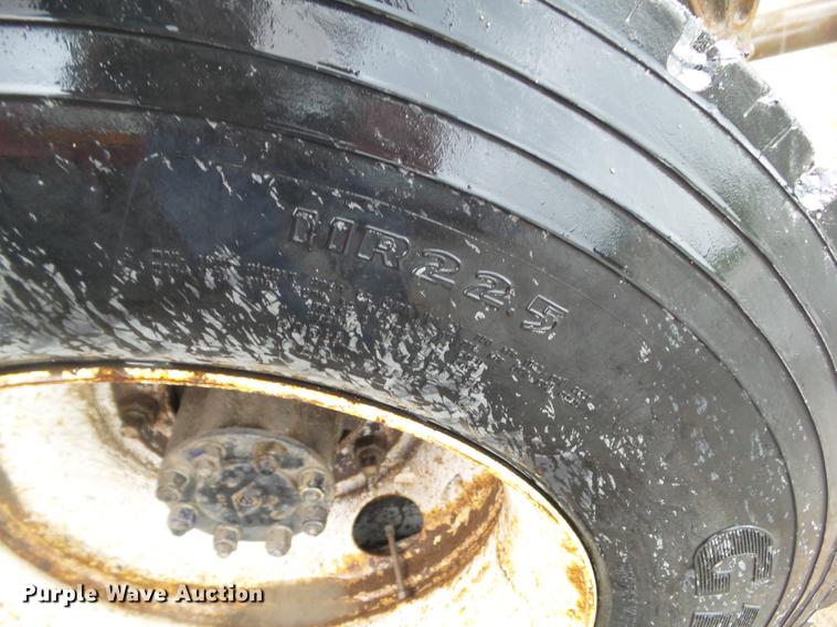 image for item DF0765 1993 International 4900 truck cab and chassis