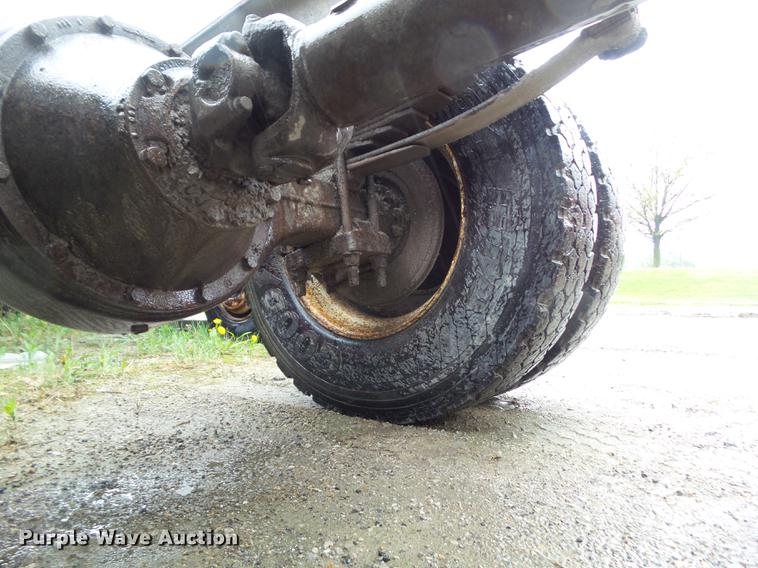 image for item DF0765 1993 International 4900 truck cab and chassis