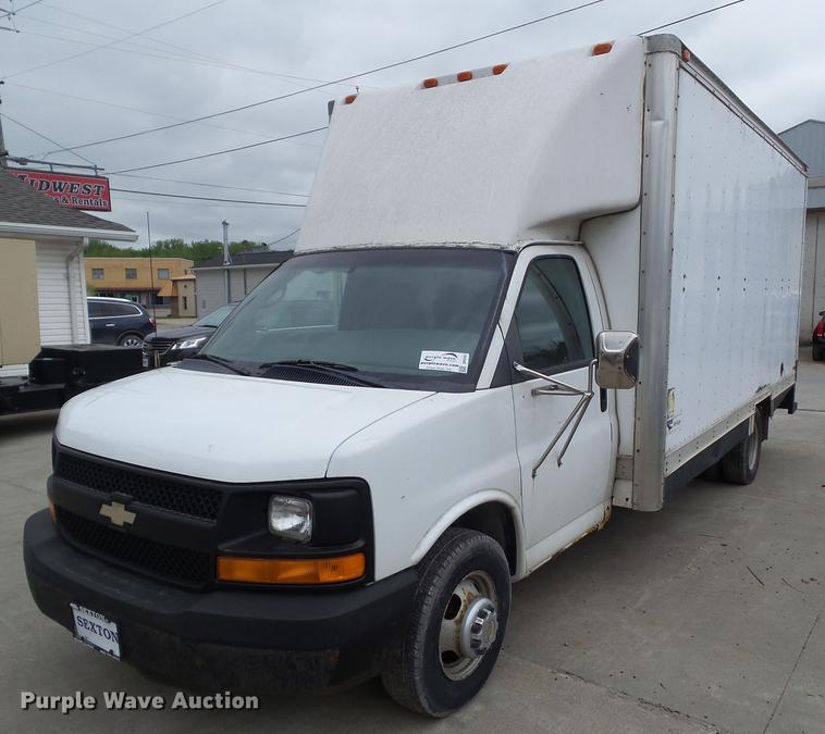 image for item DF0767 2004 Chevrolet Express G3500 box truck