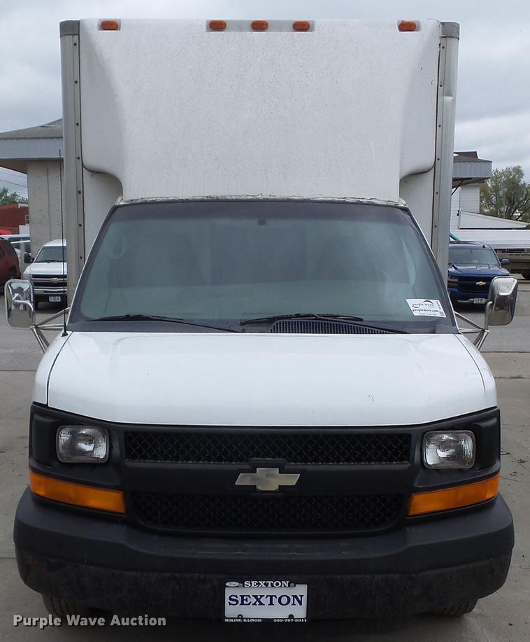 image for item DF0767 2004 Chevrolet Express G3500 box truck