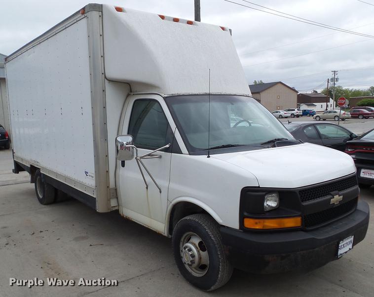image for item DF0767 2004 Chevrolet Express G3500 box truck