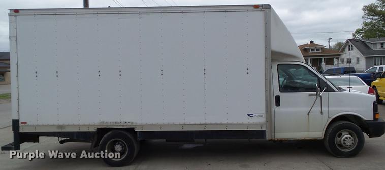image for item DF0767 2004 Chevrolet Express G3500 box truck