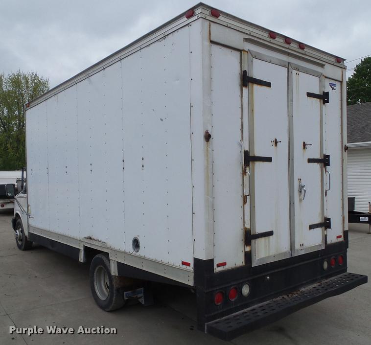 image for item DF0767 2004 Chevrolet Express G3500 box truck