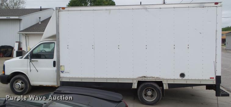image for item DF0767 2004 Chevrolet Express G3500 box truck