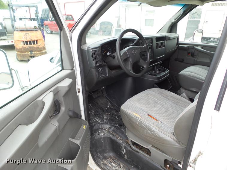 image for item DF0767 2004 Chevrolet Express G3500 box truck