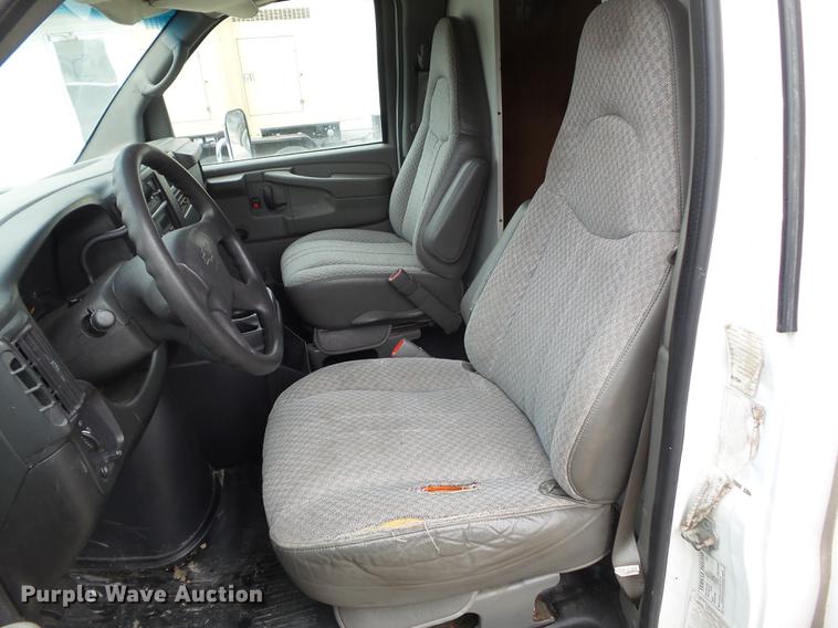 image for item DF0767 2004 Chevrolet Express G3500 box truck