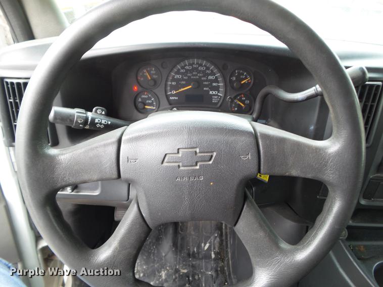 image for item DF0767 2004 Chevrolet Express G3500 box truck