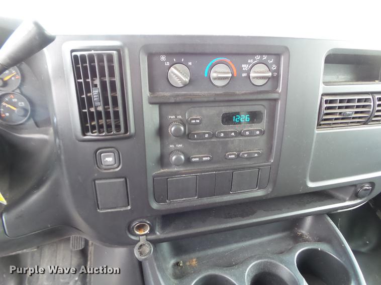 image for item DF0767 2004 Chevrolet Express G3500 box truck