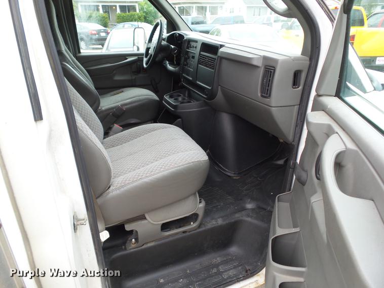 image for item DF0767 2004 Chevrolet Express G3500 box truck