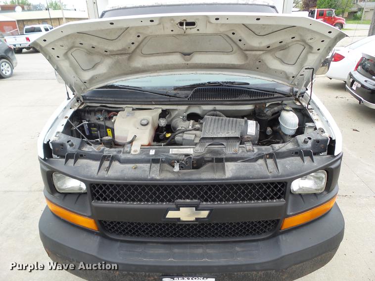 image for item DF0767 2004 Chevrolet Express G3500 box truck