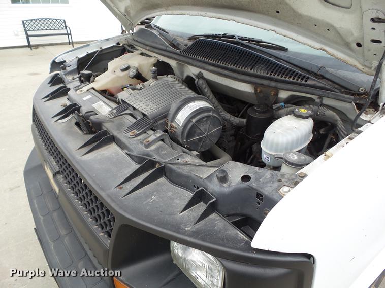 image for item DF0767 2004 Chevrolet Express G3500 box truck