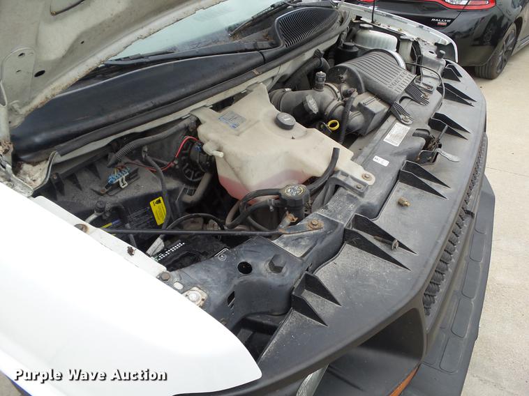 image for item DF0767 2004 Chevrolet Express G3500 box truck