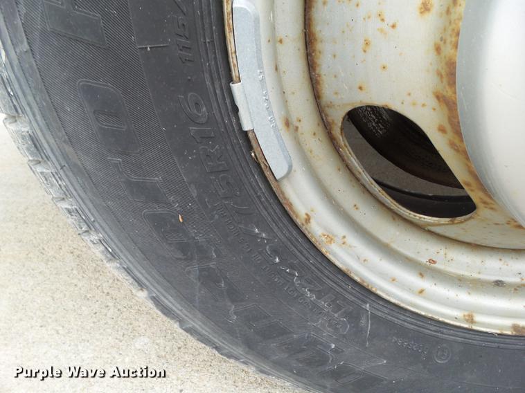 image for item DF0767 2004 Chevrolet Express G3500 box truck