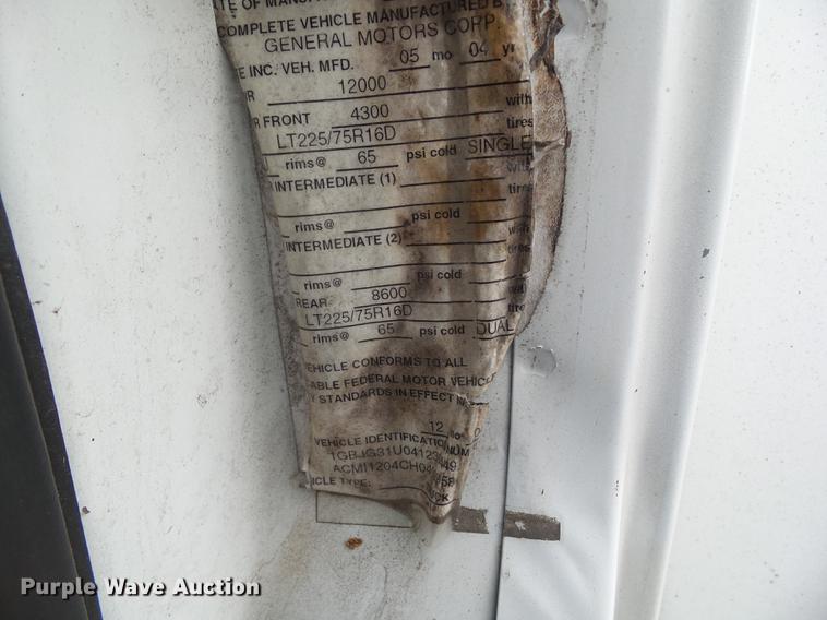 image for item DF0767 2004 Chevrolet Express G3500 box truck