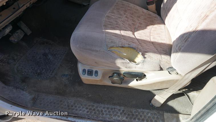 image for item DF7624 1999 Ford F350 Super Duty Crew Cab flatbed pickup truck