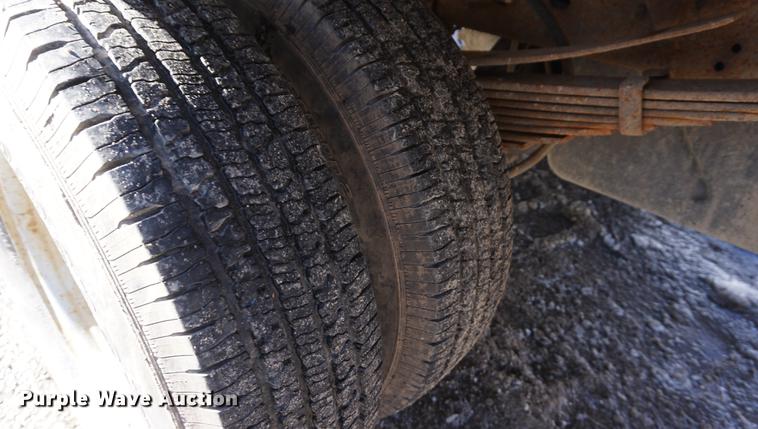 image for item DF7624 1999 Ford F350 Super Duty Crew Cab flatbed pickup truck