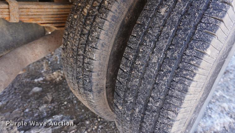 image for item DF7624 1999 Ford F350 Super Duty Crew Cab flatbed pickup truck