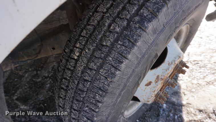 image for item DF7624 1999 Ford F350 Super Duty Crew Cab flatbed pickup truck