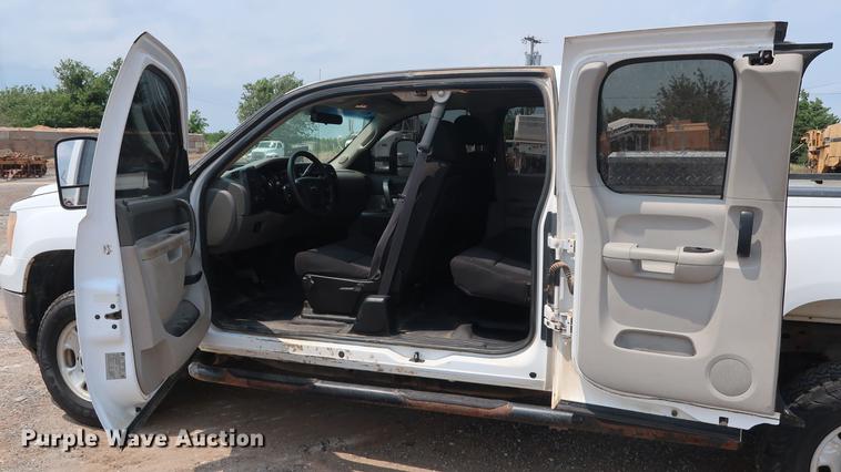 image for item DG4002 2011 GMC Sierra 2500HD Ext. Cab pickup truck