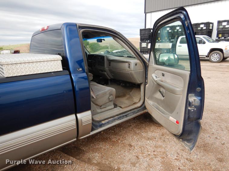 image for item DG5794 2000 Chevrolet Silverado 2500 pickup truck