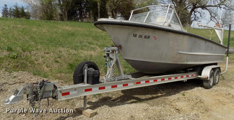 image for item DZ9682 2004 Seamark Kenosha boat