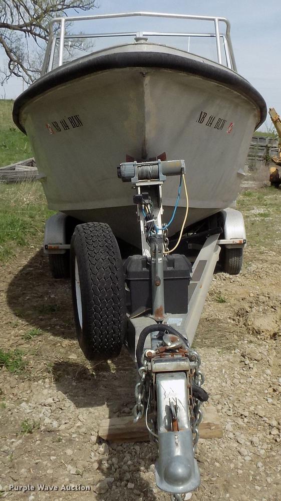 image for item DZ9682 2004 Seamark Kenosha boat