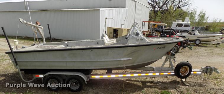 image for item DZ9682 2004 Seamark Kenosha boat