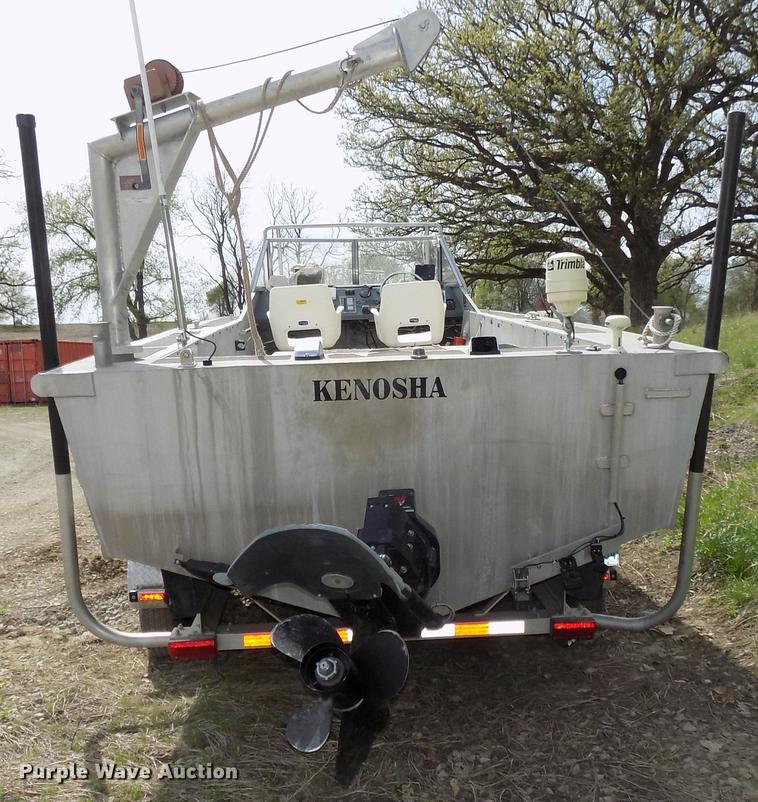 image for item DZ9682 2004 Seamark Kenosha boat