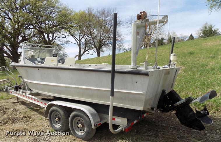 image for item DZ9682 2004 Seamark Kenosha boat