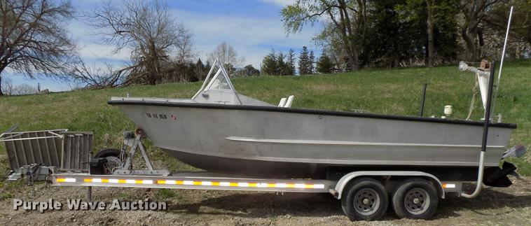 image for item DZ9682 2004 Seamark Kenosha boat