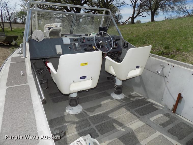 image for item DZ9682 2004 Seamark Kenosha boat