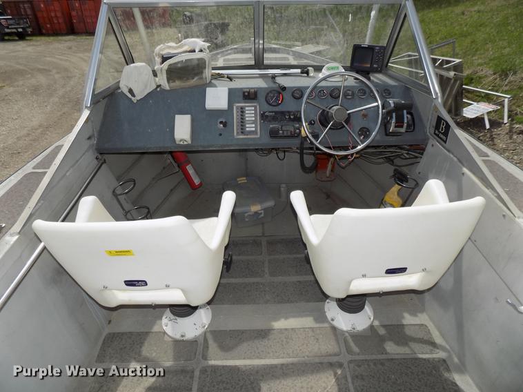 image for item DZ9682 2004 Seamark Kenosha boat