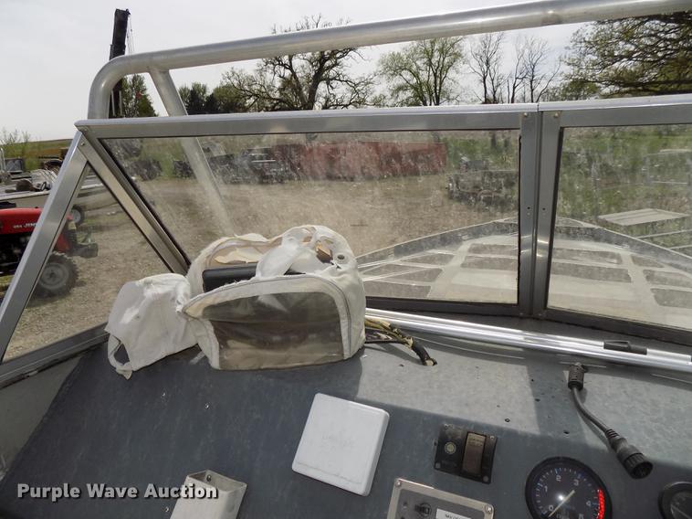 image for item DZ9682 2004 Seamark Kenosha boat