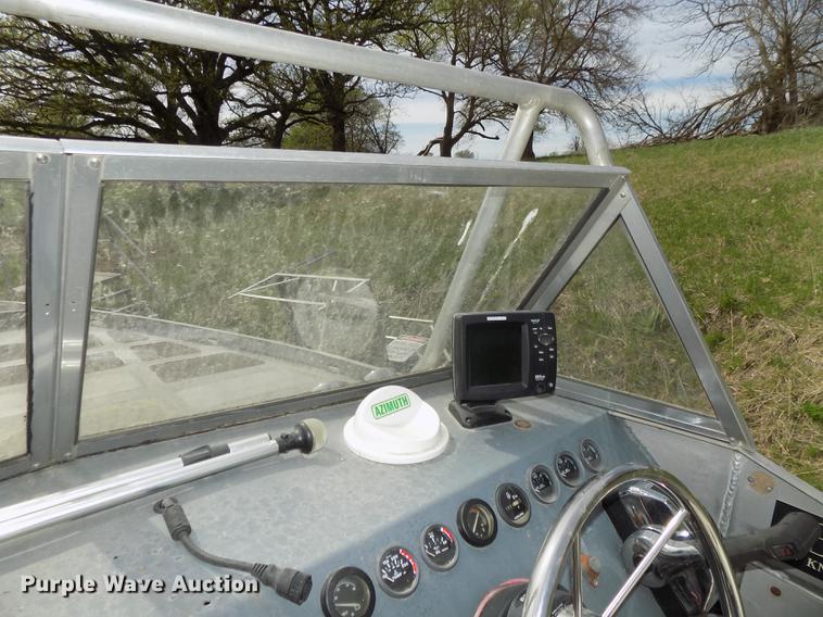 image for item DZ9682 2004 Seamark Kenosha boat