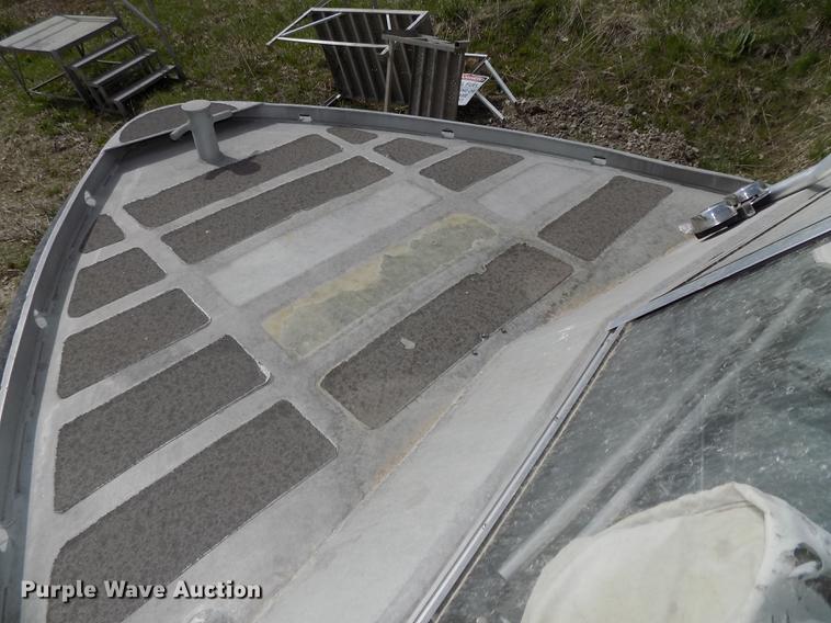 image for item DZ9682 2004 Seamark Kenosha boat