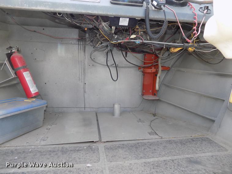 image for item DZ9682 2004 Seamark Kenosha boat