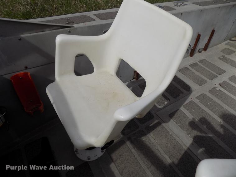 image for item DZ9682 2004 Seamark Kenosha boat