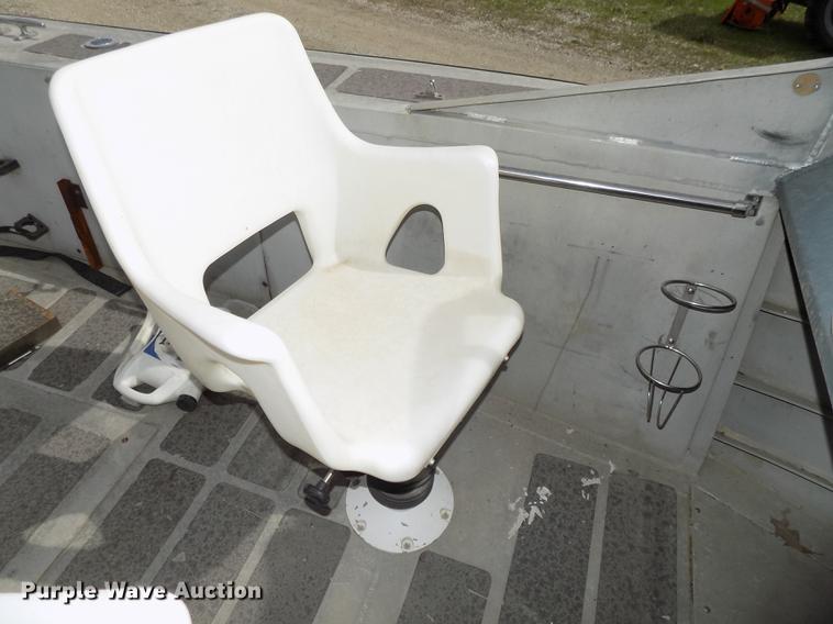 image for item DZ9682 2004 Seamark Kenosha boat