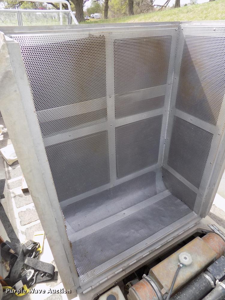 image for item DZ9682 2004 Seamark Kenosha boat