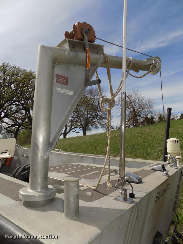 image for item DZ9682 2004 Seamark Kenosha boat