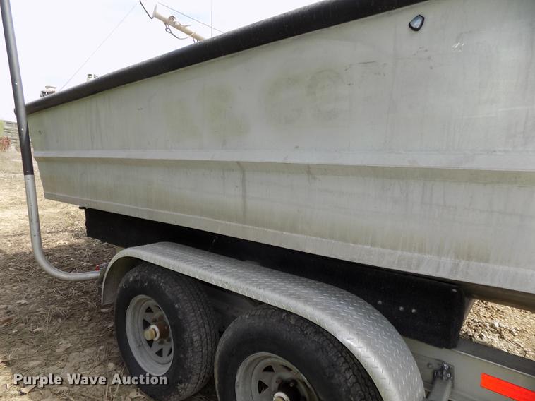 image for item DZ9682 2004 Seamark Kenosha boat